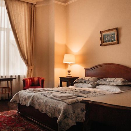 British Club Lviv Hotell Exteriör bild