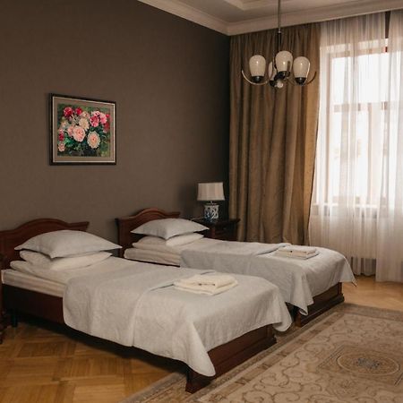 British Club Lviv Hotell Exteriör bild