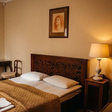 British Club Lviv Hotell Exteriör bild