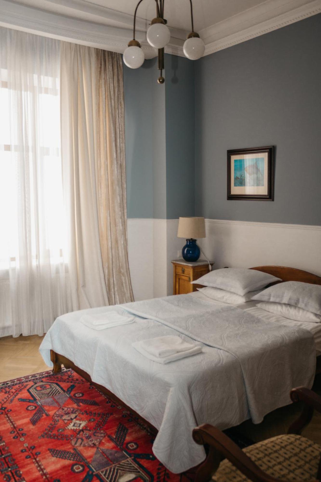 British Club Lviv Hotell Exteriör bild