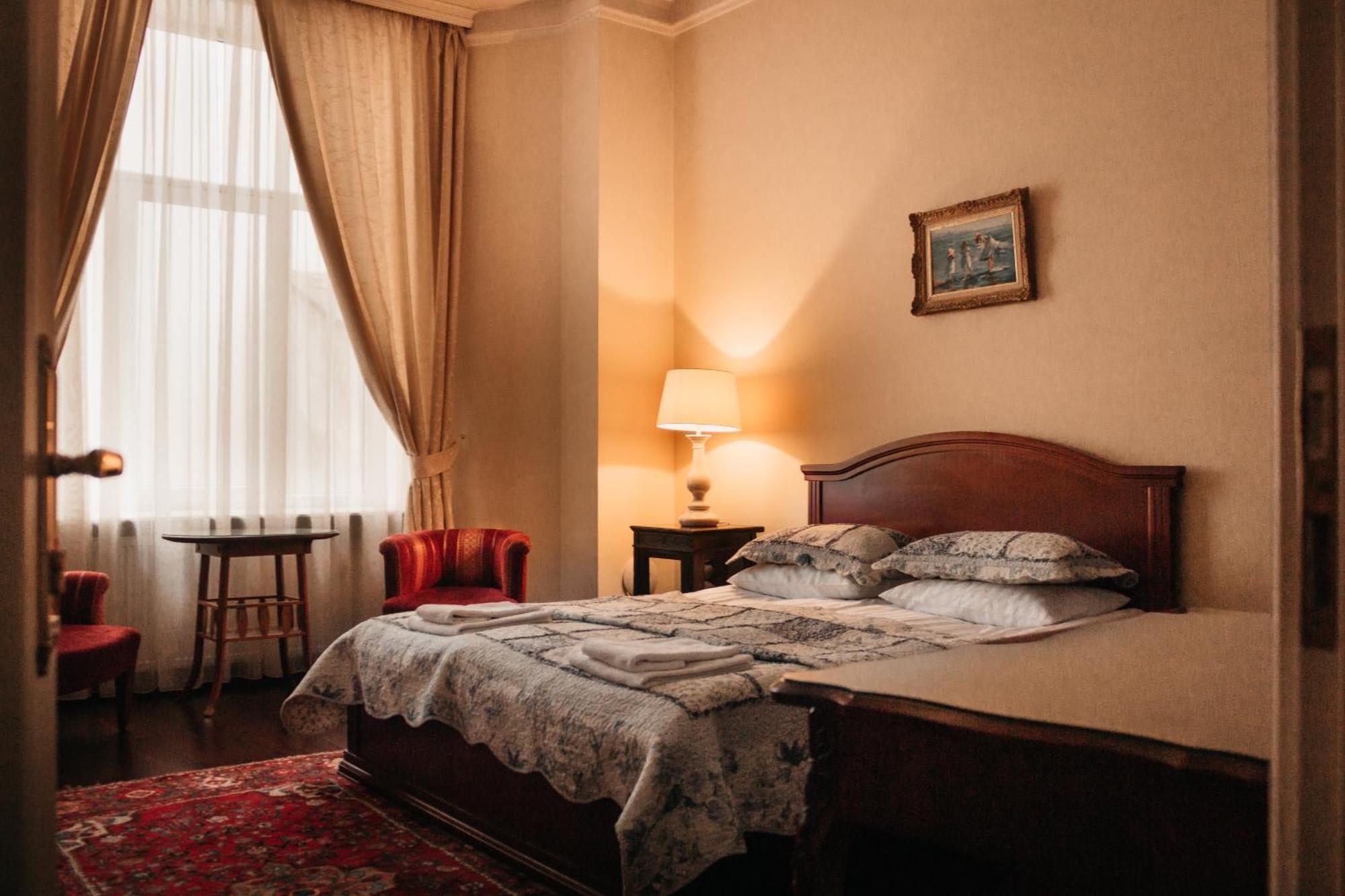 British Club Lviv Hotell Exteriör bild