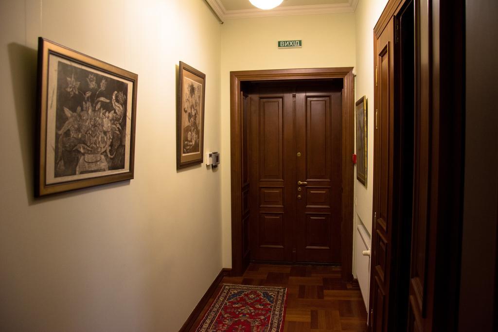British Club Lviv Hotell Exteriör bild