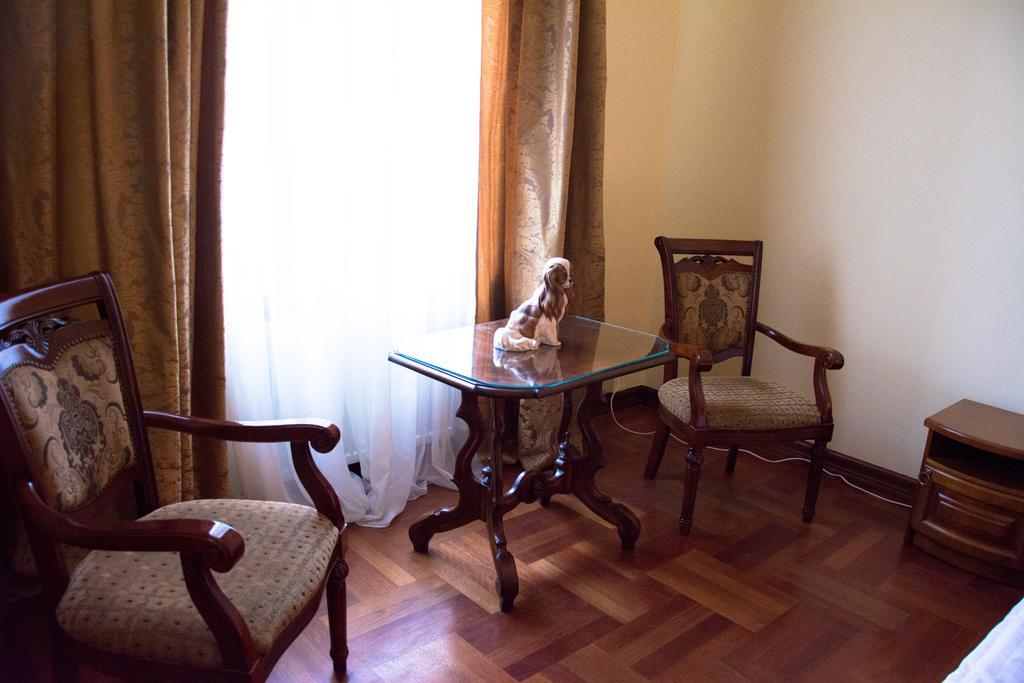 British Club Lviv Hotell Exteriör bild
