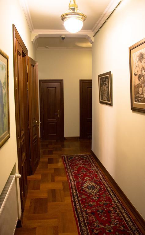 British Club Lviv Hotell Exteriör bild
