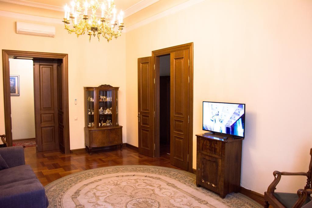 British Club Lviv Hotell Exteriör bild