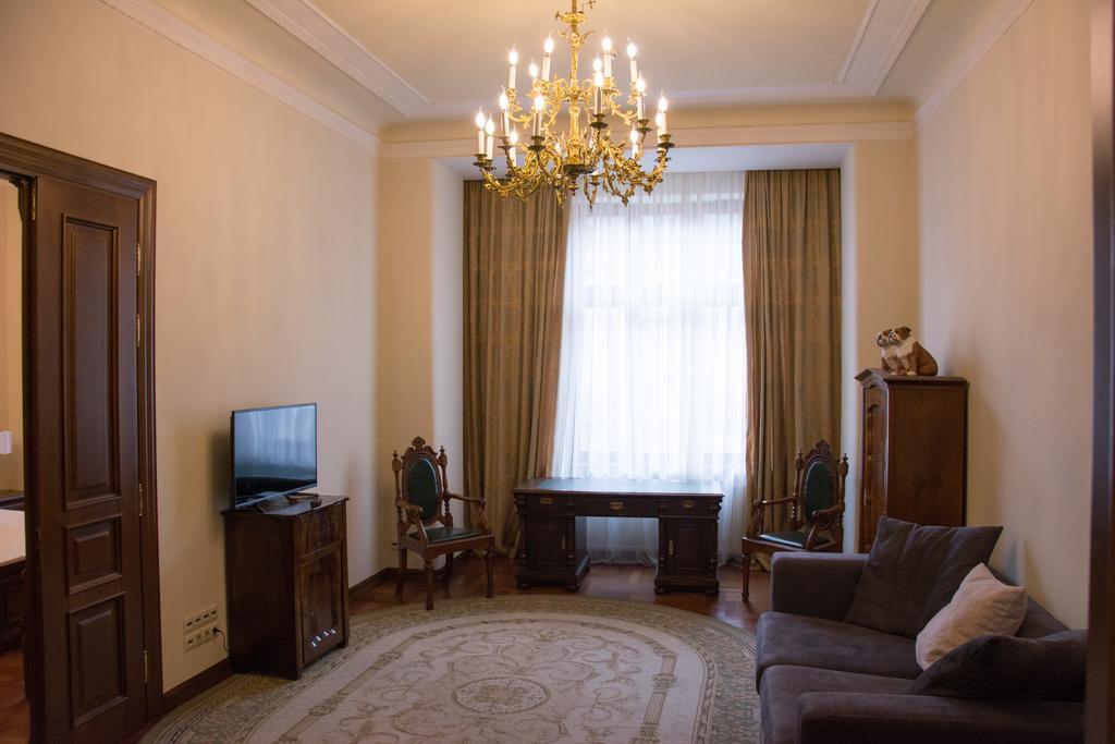British Club Lviv Hotell Exteriör bild
