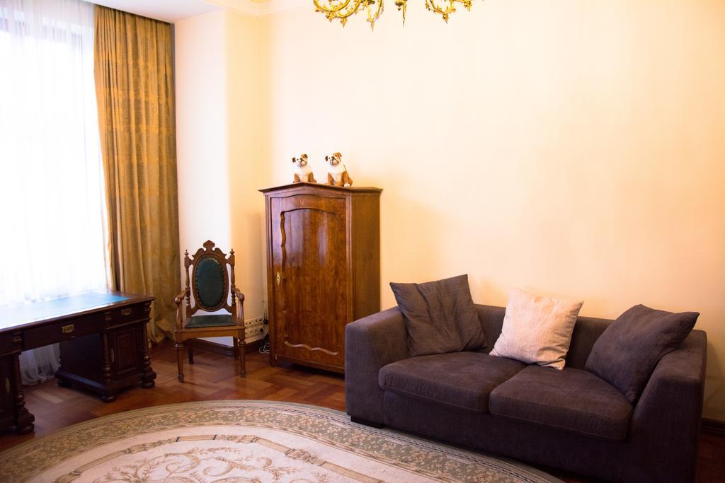 British Club Lviv Hotell Exteriör bild