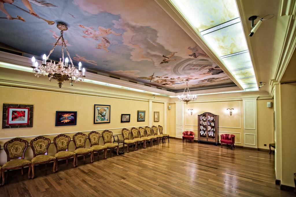 British Club Lviv Hotell Exteriör bild