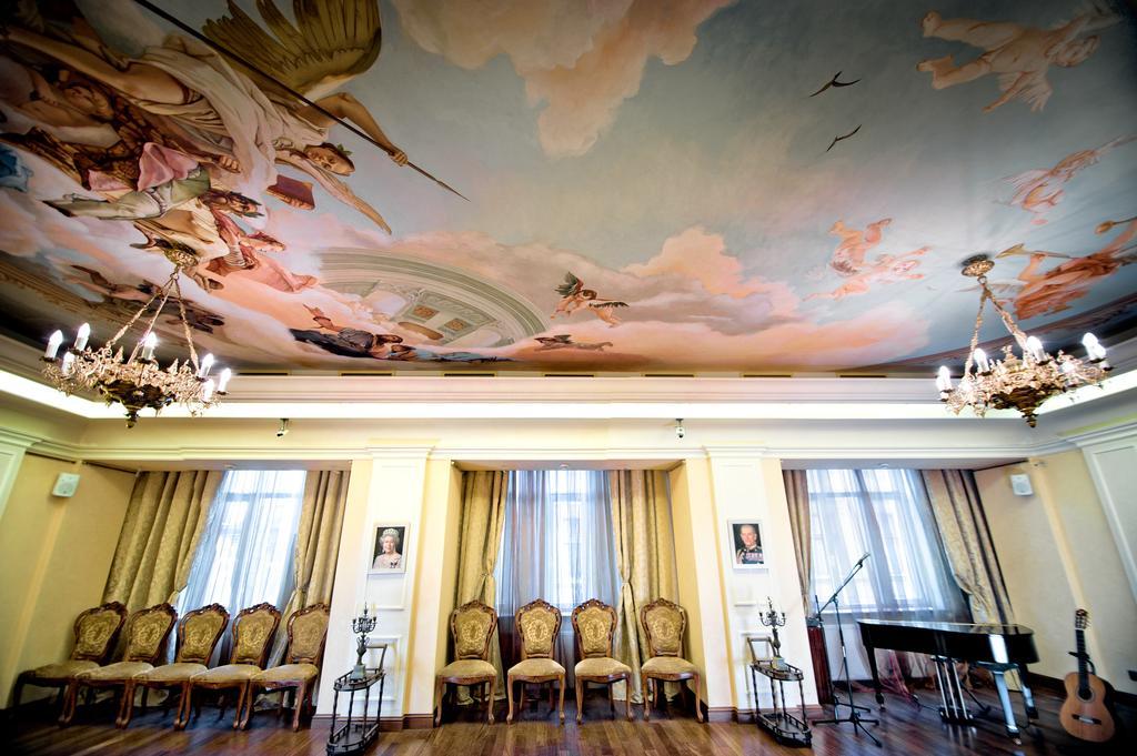 British Club Lviv Hotell Exteriör bild