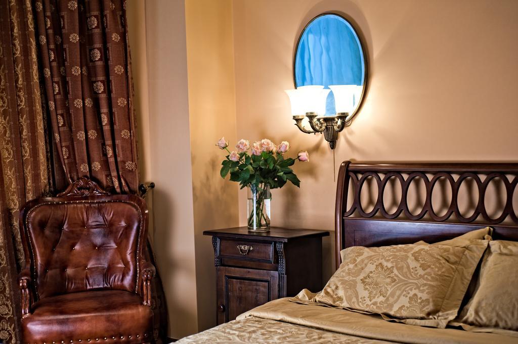 British Club Lviv Hotell Exteriör bild