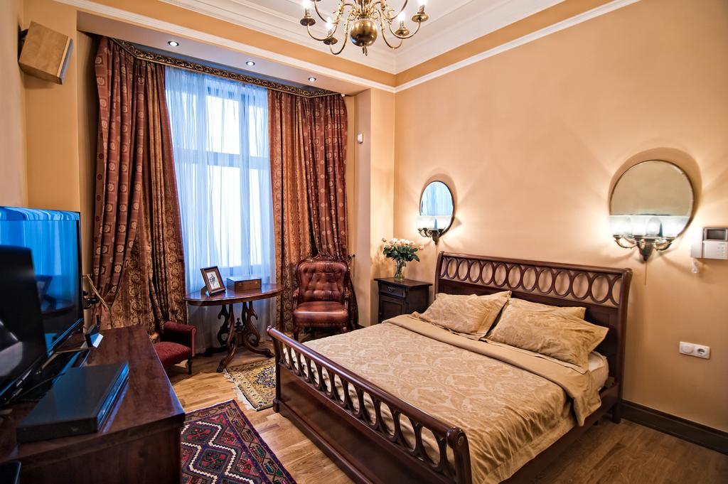 British Club Lviv Hotell Exteriör bild