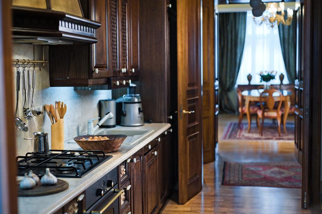 British Club Lviv Hotell Exteriör bild