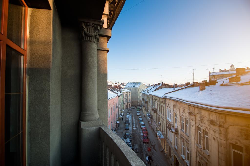 British Club Lviv Hotell Exteriör bild
