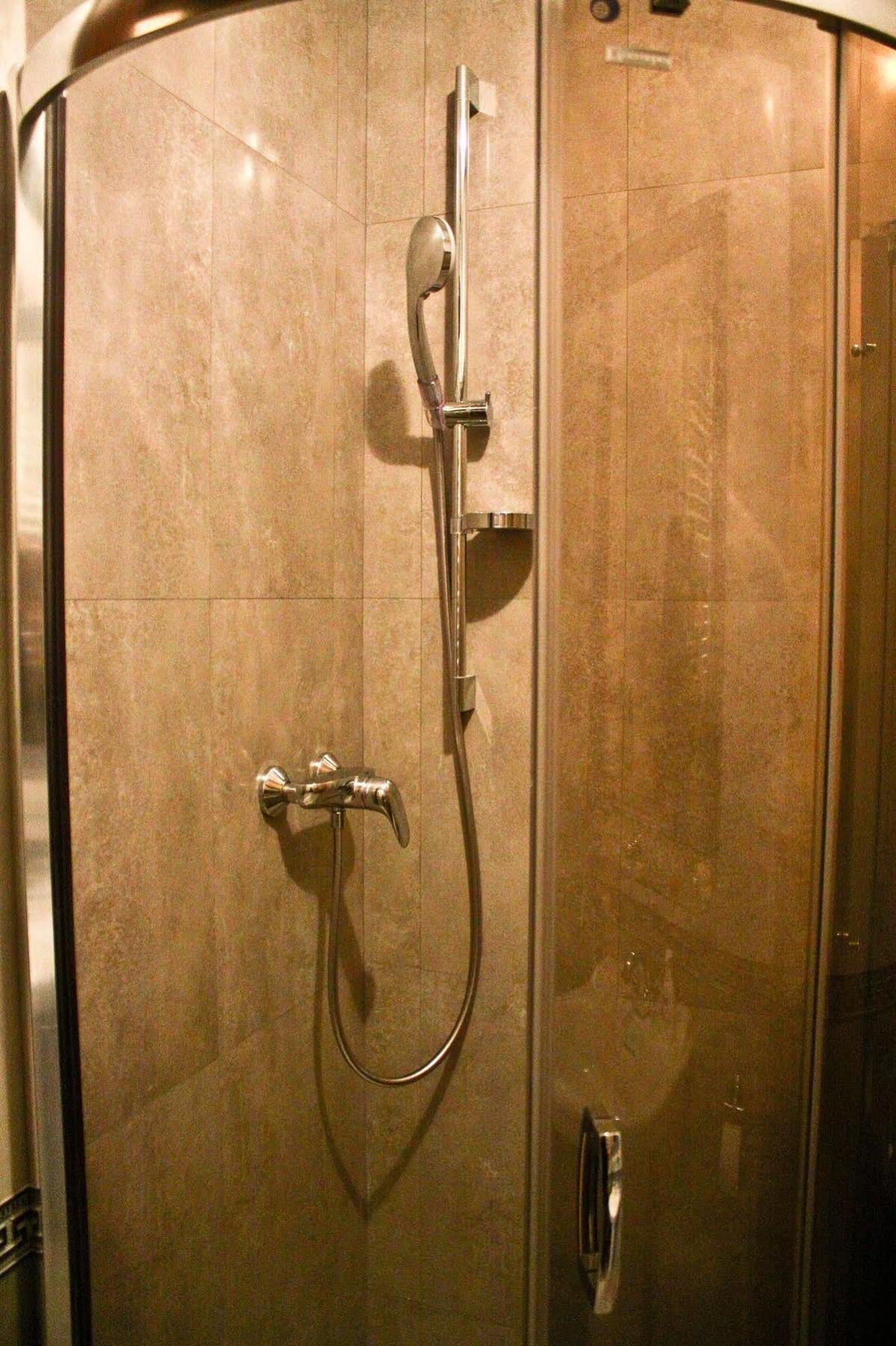 British Club Lviv Hotell Exteriör bild