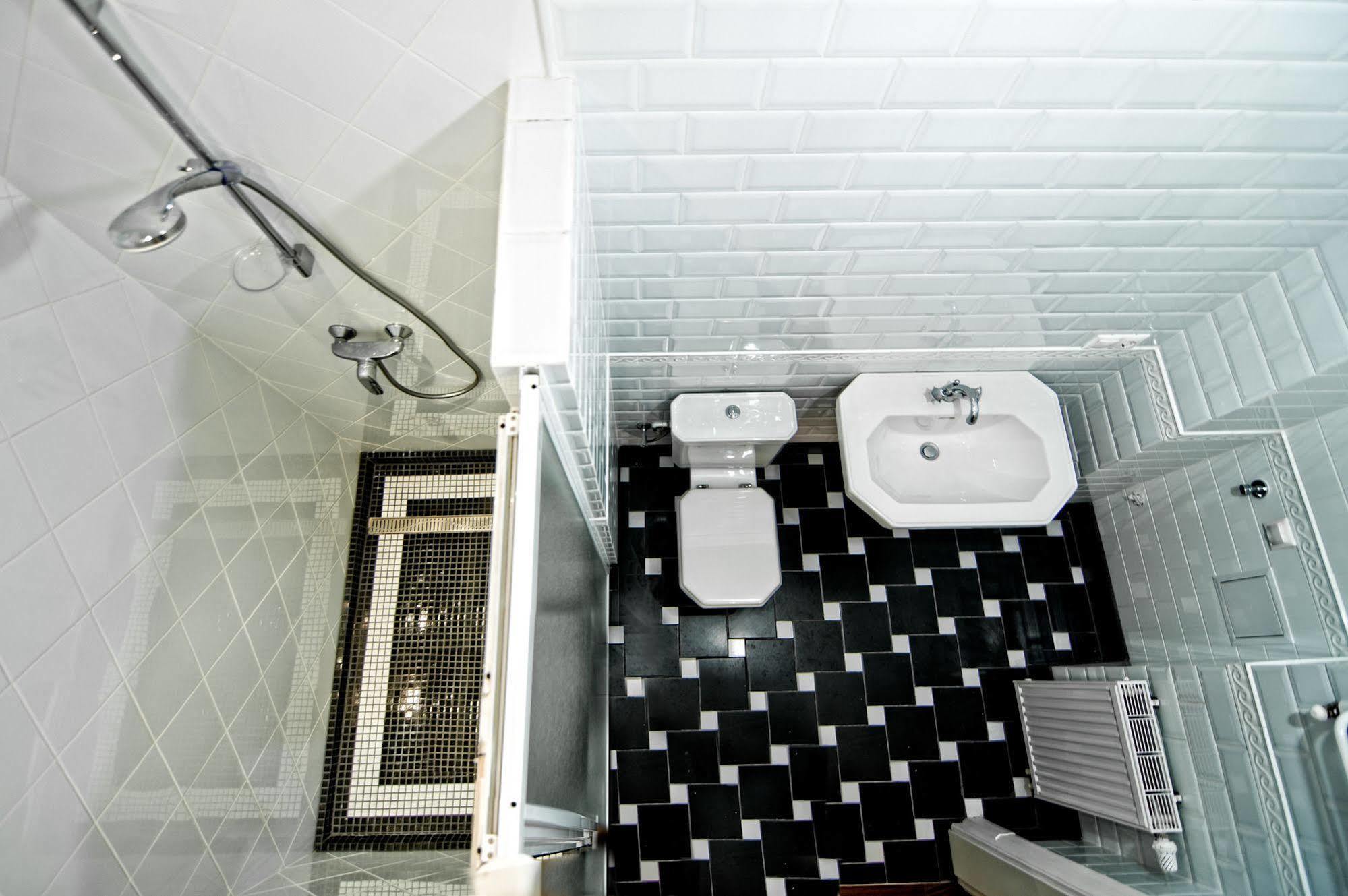 British Club Lviv Hotell Exteriör bild