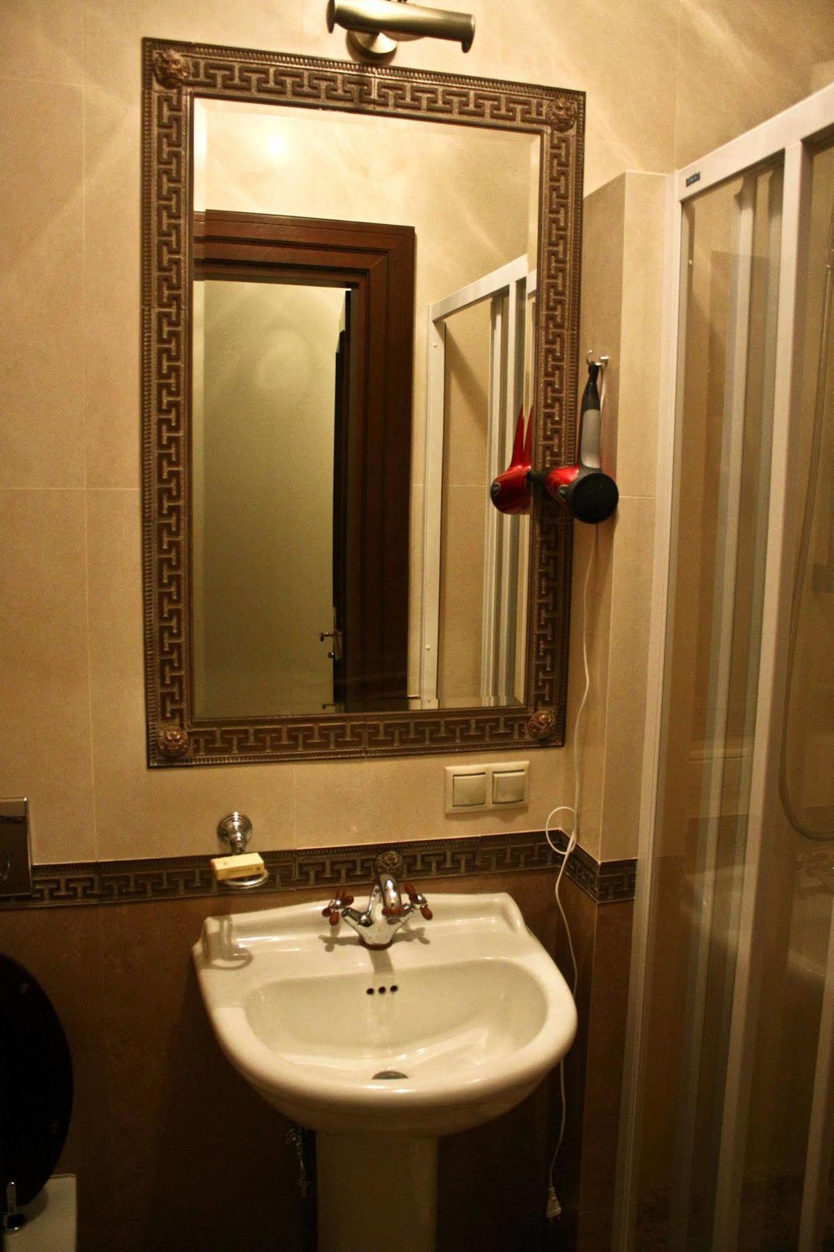 British Club Lviv Hotell Exteriör bild