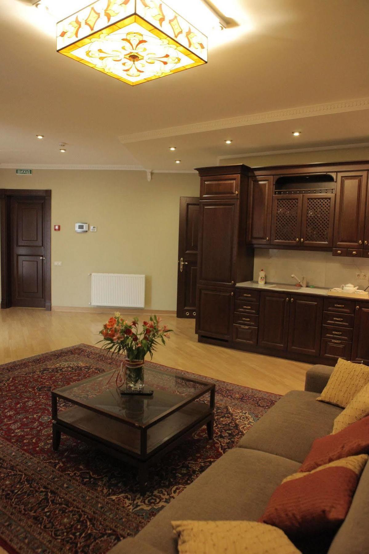 British Club Lviv Hotell Exteriör bild