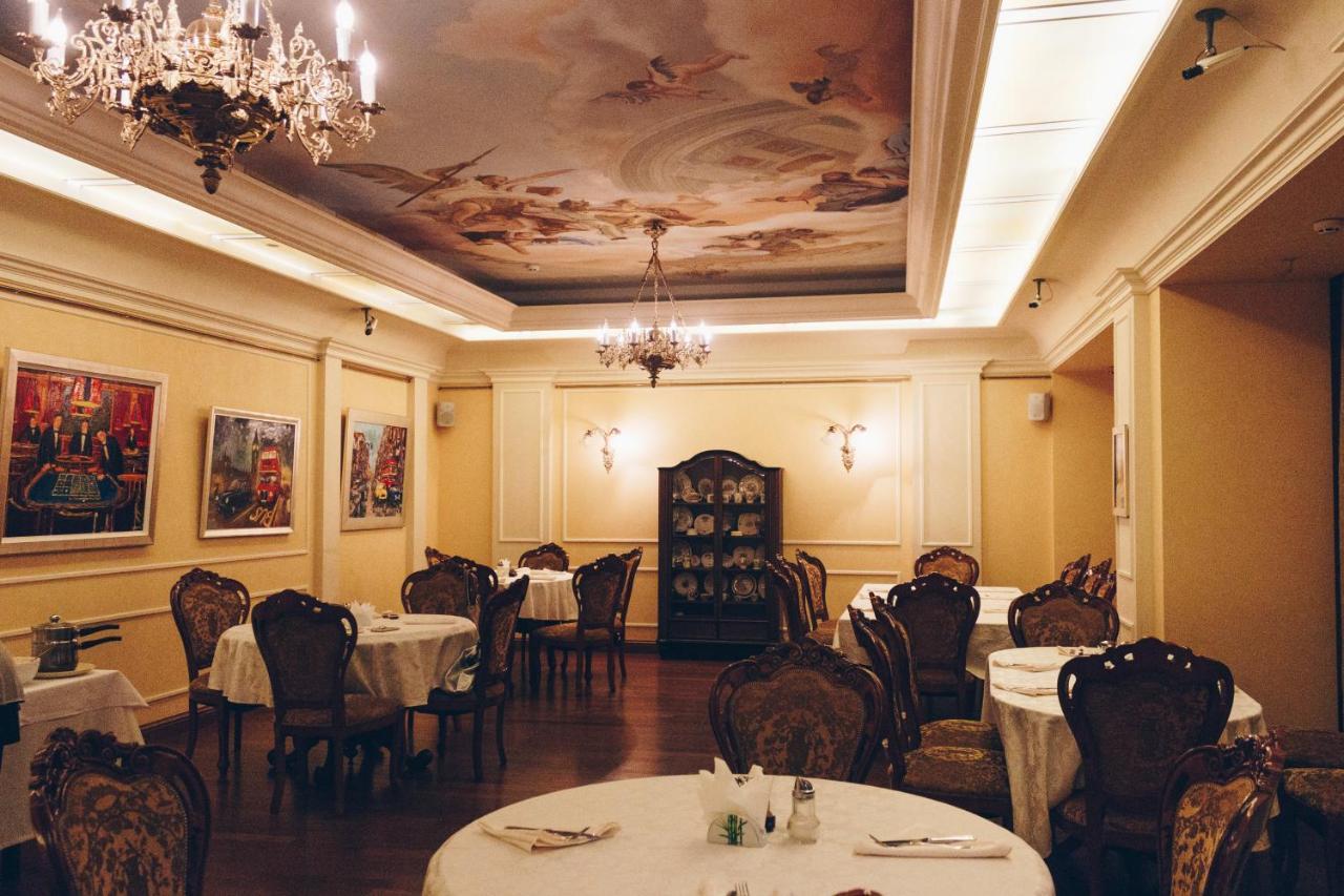 British Club Lviv Hotell Exteriör bild