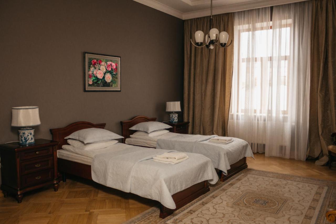 British Club Lviv Hotell Exteriör bild