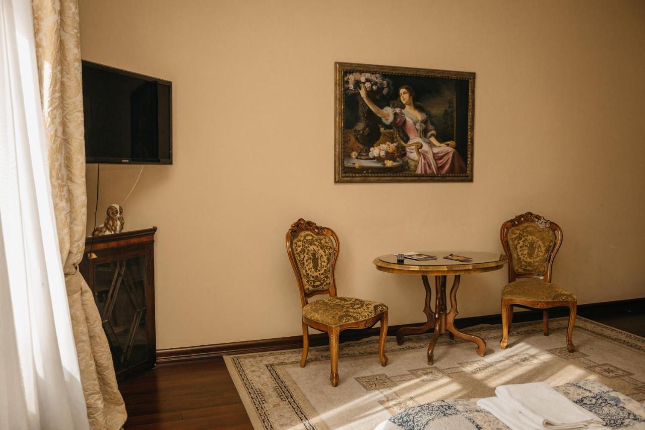 British Club Lviv Hotell Exteriör bild