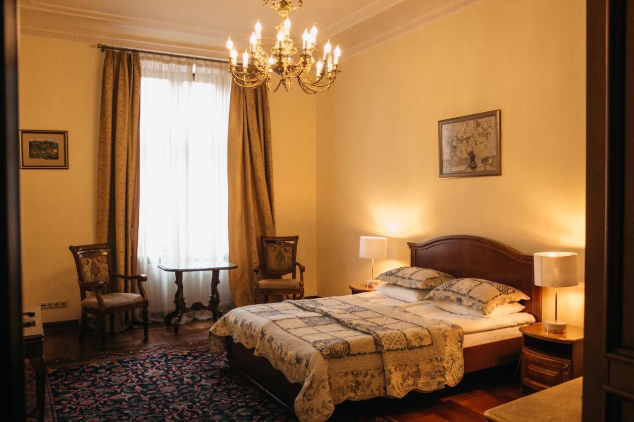 British Club Lviv Hotell Exteriör bild