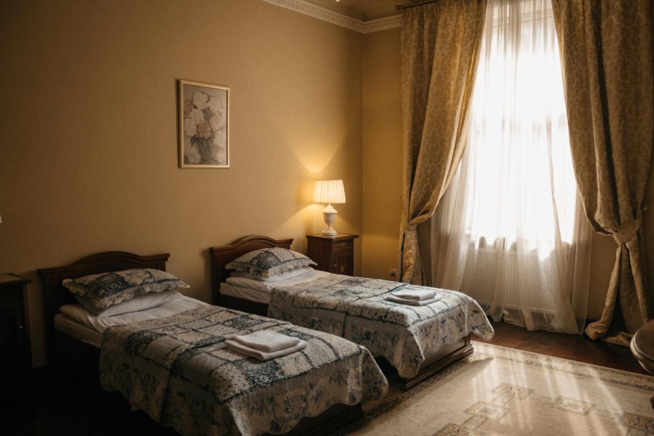 British Club Lviv Hotell Exteriör bild