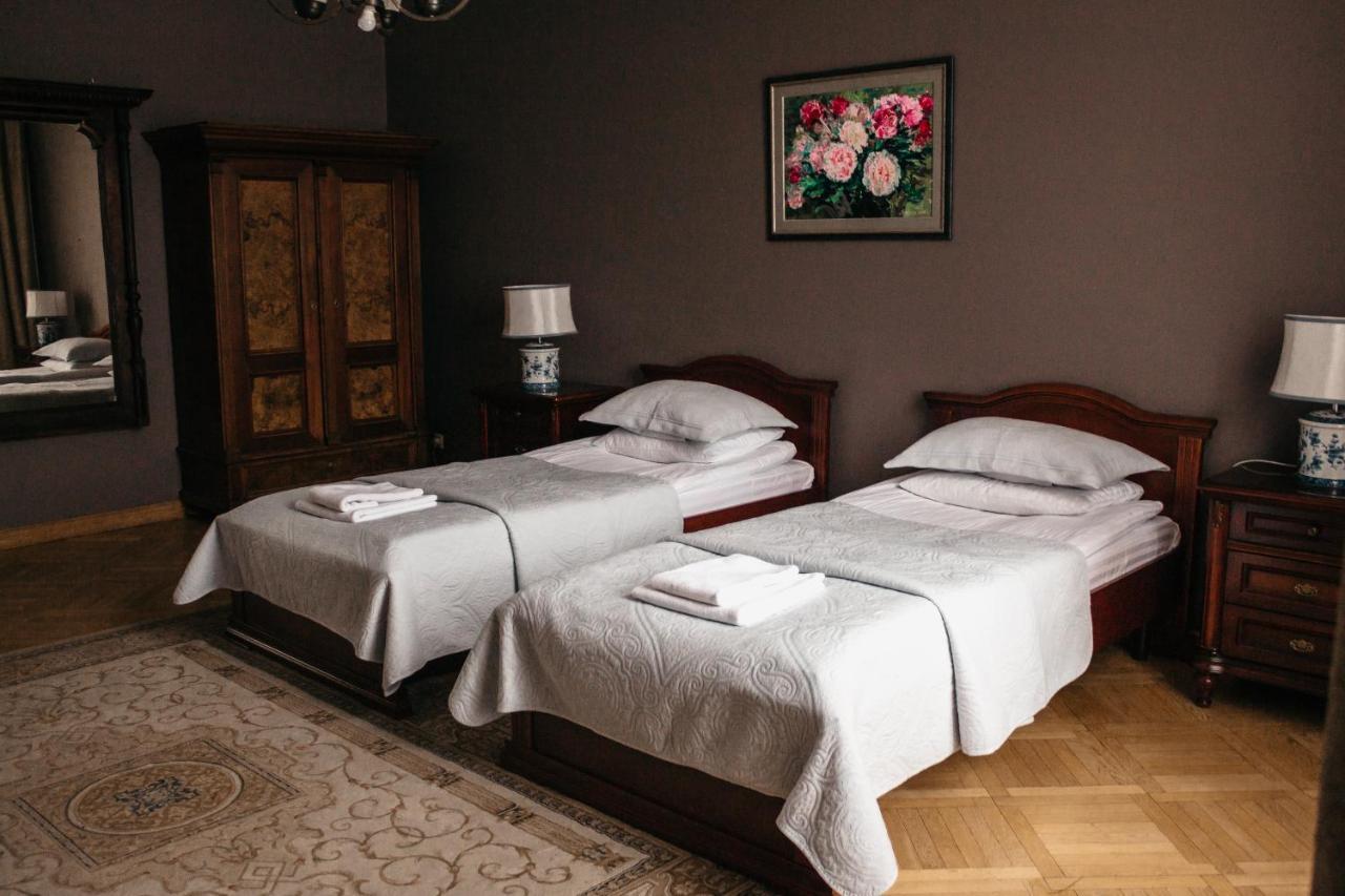 British Club Lviv Hotell Exteriör bild