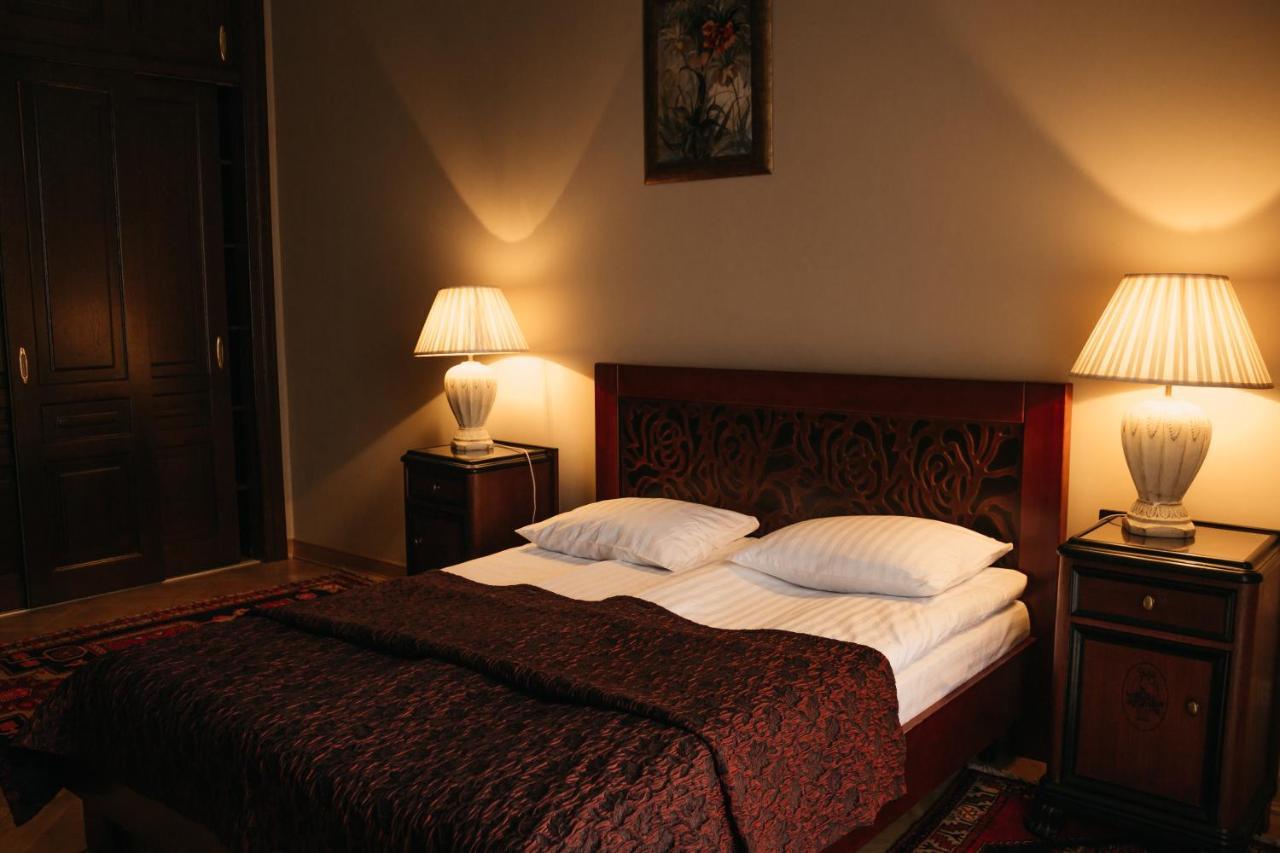 British Club Lviv Hotell Exteriör bild