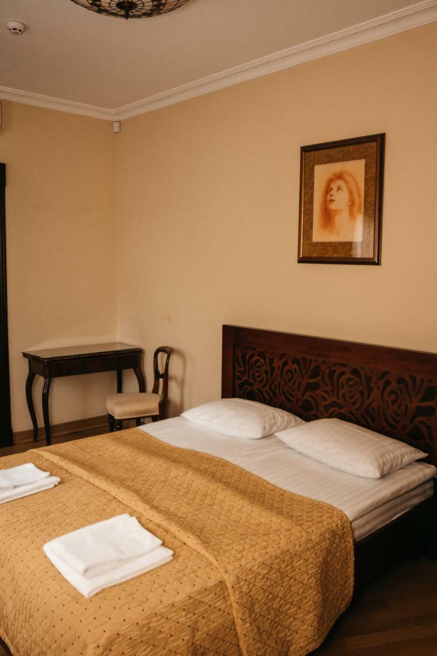 British Club Lviv Hotell Exteriör bild