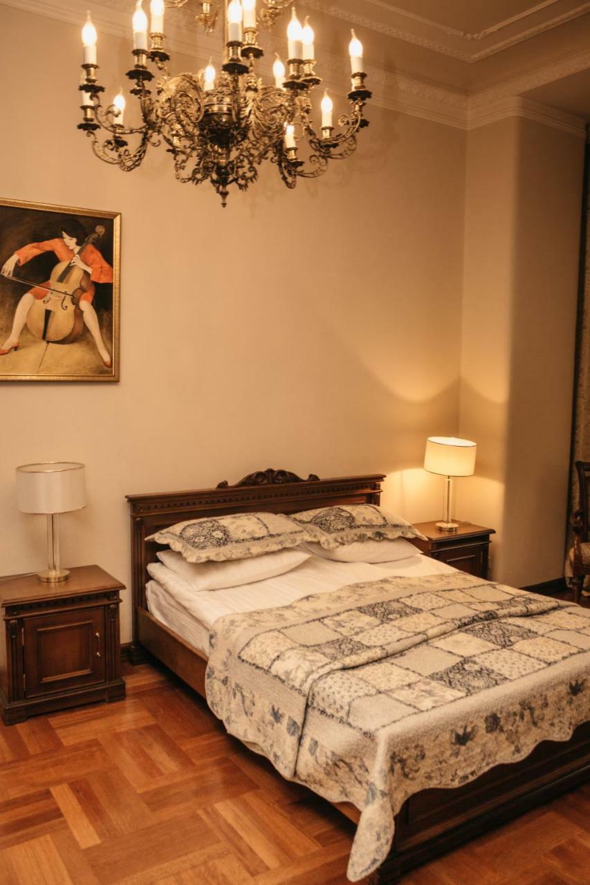 British Club Lviv Hotell Exteriör bild