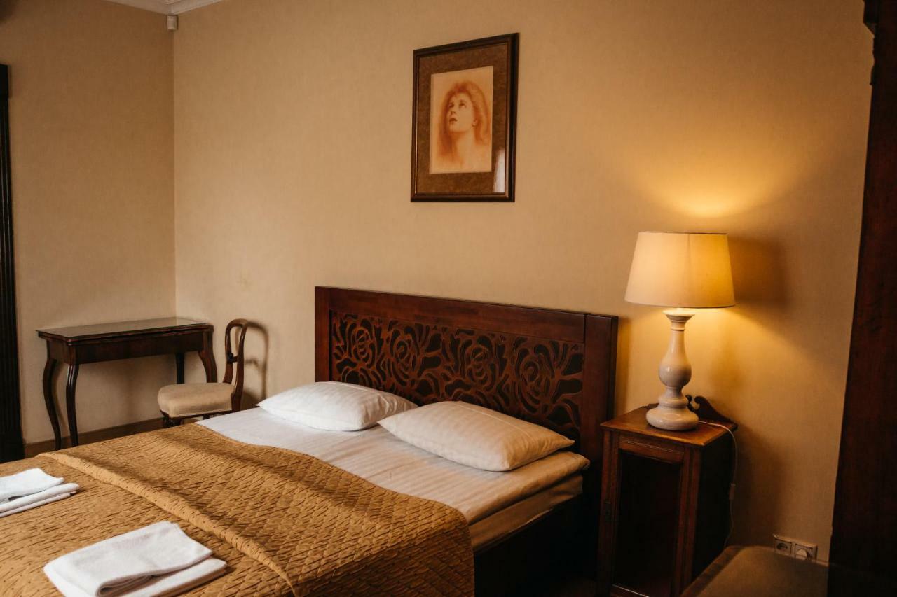 British Club Lviv Hotell Exteriör bild