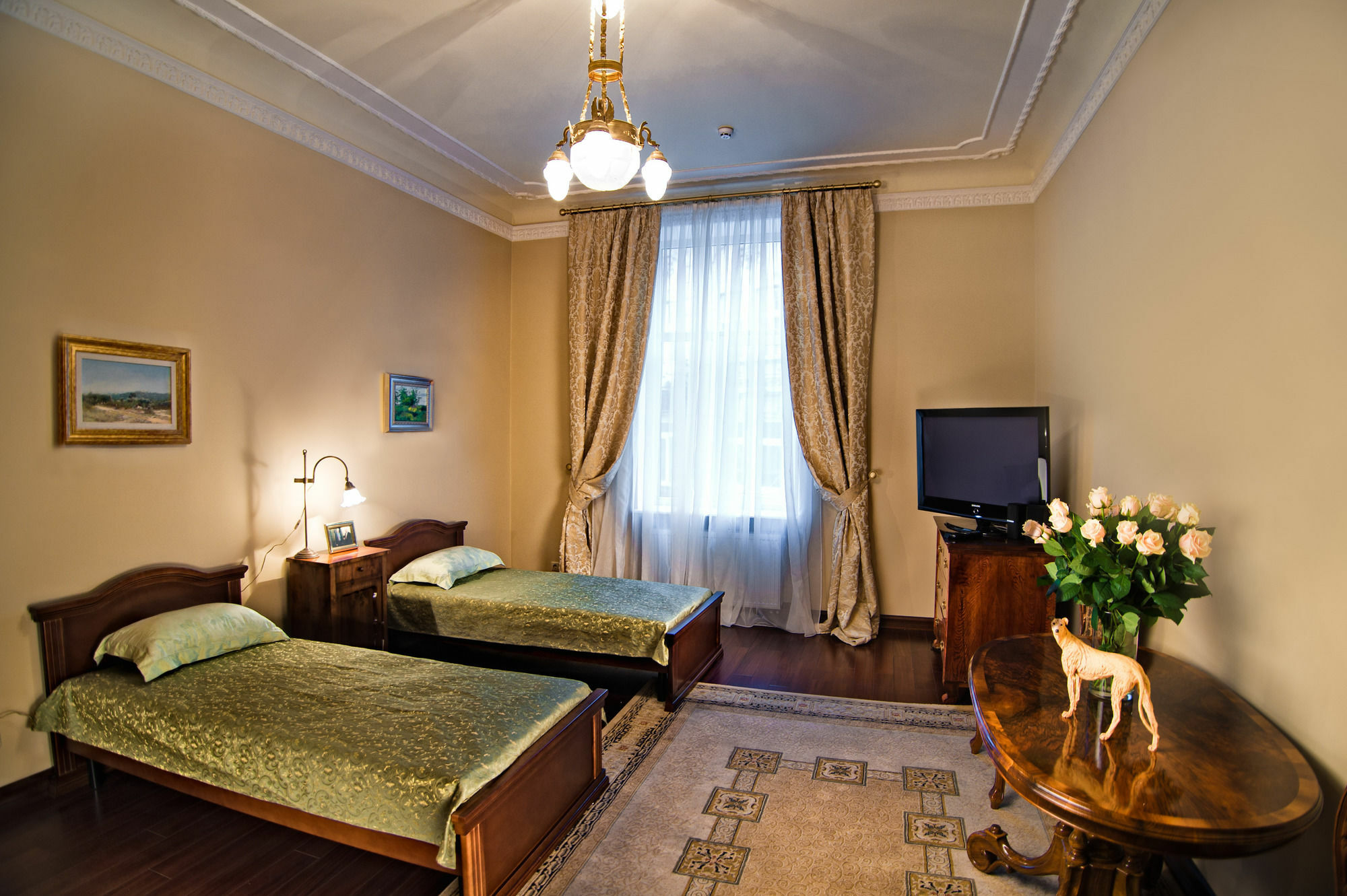 British Club Lviv Hotell Exteriör bild
