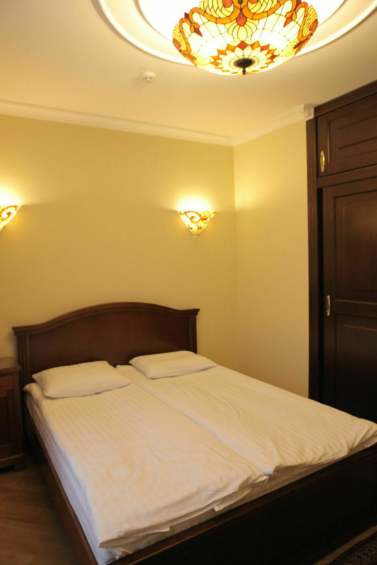British Club Lviv Hotell Exteriör bild