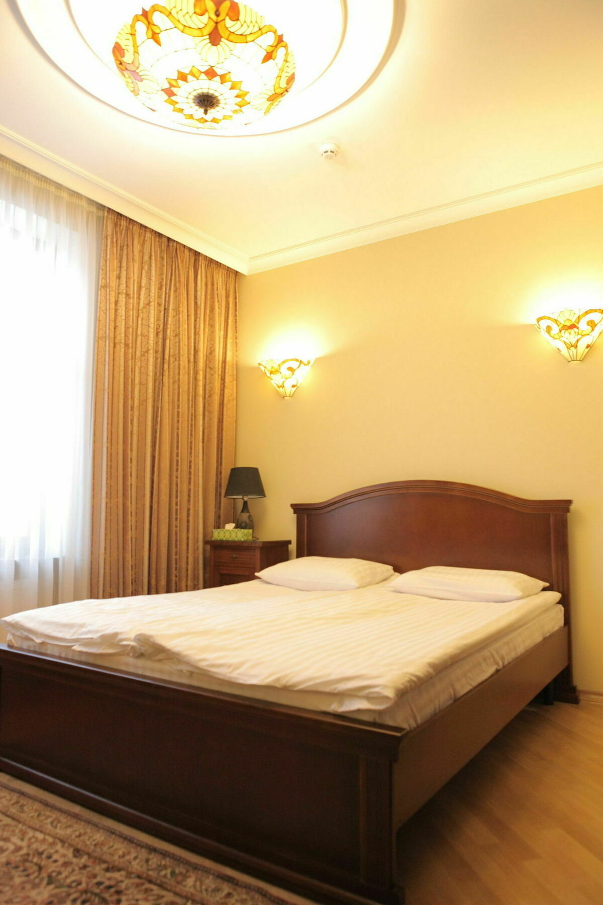 British Club Lviv Hotell Exteriör bild