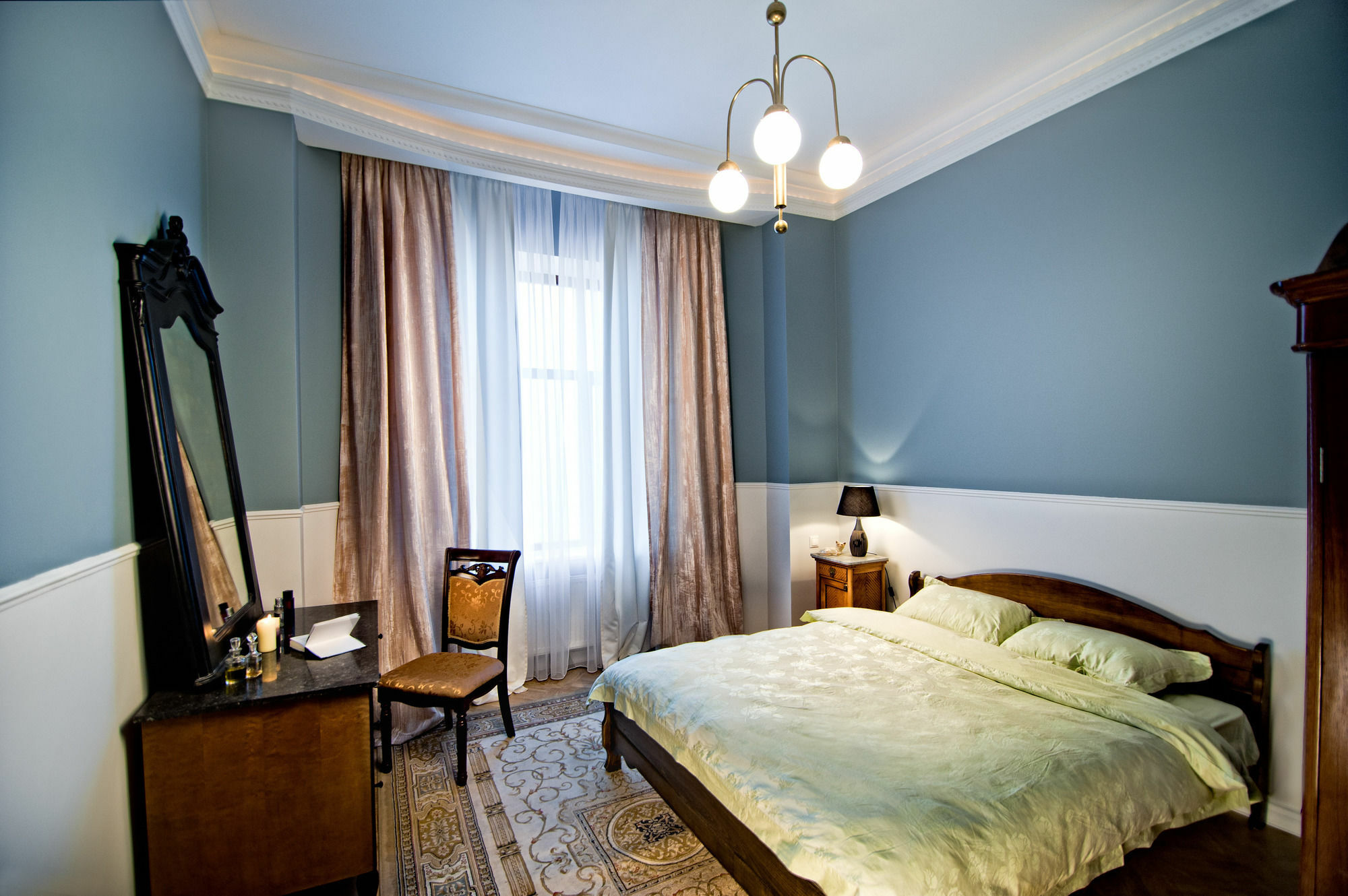 British Club Lviv Hotell Exteriör bild